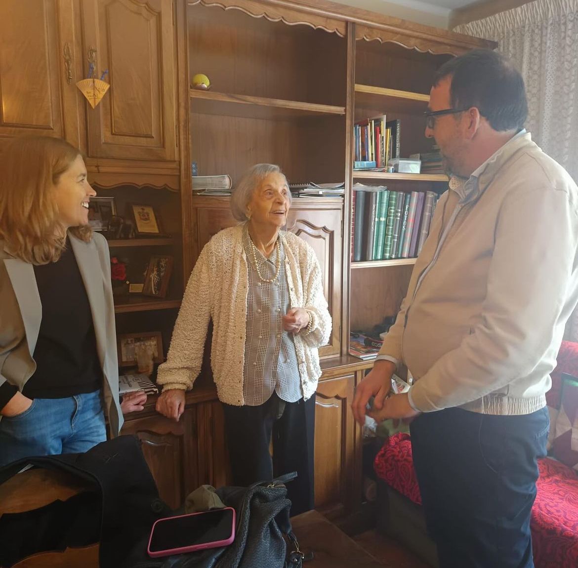 L'alcalde de Vic, Albert Castells, i la regidora de Benestar i Família, Núria Homs, i la Carme Parés